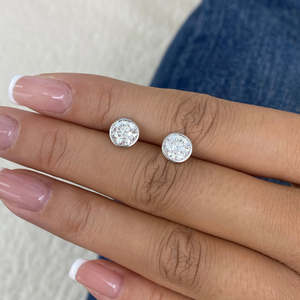 Boucles d'oreilles de luxe en diamant de laboratoire rond brillant de 2 carats, montées en clos, certifiées IGI, en or 10K, 14K, 18K, vente en gros - Product Image 1