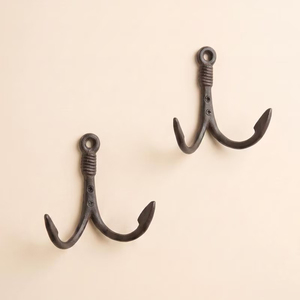 Par de ganchos de pared náuticos de hierro fundido con ancla doble, color negro, con detalles de cuerda texturizada y puntas curvas para almacenamiento en la entrada. - Product Image 1