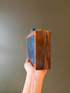 Pochette en bois et résine avec incrustation turquoise océanique et chaîne dorée pour soirée - Product Image 5