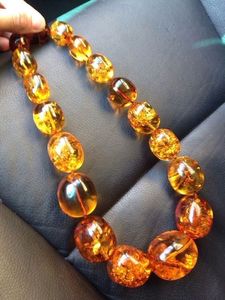 Collier artisanal en résine avec perles orange irrégulières, bijou statement au design artisanal - Product Image 3