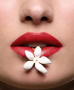 Favolosa ricarica di rossetto in raso per bacio | Carolina Herrera - Product Image 5
