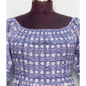 Vestido maxi de algodón hecho a mano, transpirable, informal, vintage, con estampado floral, sin cuello, de corte holgado, con mangas cortas acampanadas, natural. - Product Image 2