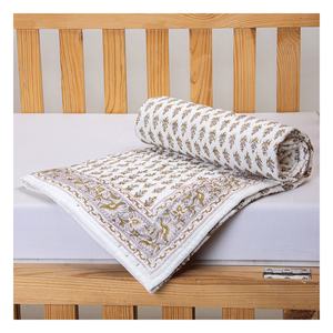 Couette Kantha Réversible de Haute Qualité en Coton Biologique Faite à la Main, Écologique, à Imprimé Floral Personnalisé pour l'Hiver, Idéale pour la Maison et l'Hôtellerie - Product Image 1
