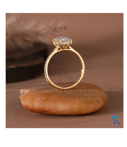 Magnifique bague de fiançailles en or 18 carats avec diamant taille émeraude et bande pavée pour femme, bijoux fins, design de bijoux personnalisé - Product Image 5