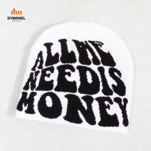 Dynamel porte un bonnet en tricot rouge avec un motif de lettres noires « All We Need Is Honey », style streetwear, bonnet d'hiver. - Product Image 2