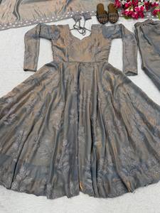 Ensemble de robe Anarkali grise pour femmes, confectionnée par des designers, avec dupatta, broderie florale riche, tenue ethnique indienne et pakistanaise pour mariage et fêtes. - Product Image 4