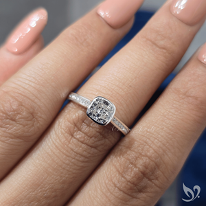 Anillo de compromiso elegante de oro blanco de 10k con diamante de laboratorio de 1 quilate con corte cojín y banda de canal. - Product Image 5