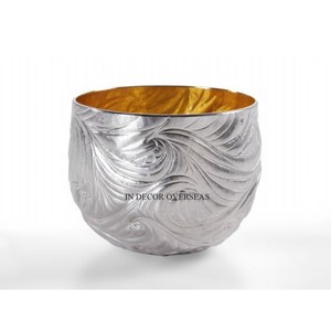 Pot de fleurs en argent poli brillant sculpté à la main avec intérieur doré, design moderne et contemporain, décoration intérieure pour plantes d'intérieur - Product Image 1