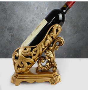 Figurine de joueur de baseball en bronze tenant une bouteille de vin comme une batte, disponible à prix de gros. - Product Image 4