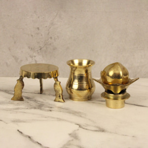 Juego de Subham de Latón con Soporte de Tres Patas para Decoración Auspiciosa del Templo del Hogar y Rituales Diarios de Pooja - Product Image 4