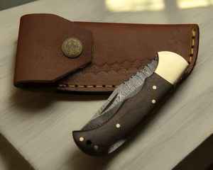 Couteau pliant artisanal en acier Damas de qualité industrielle, manche en bois, pour camping et chasse, avec étui en cuir OEM - Product Image 4