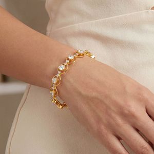 Bracelet entrelacé en or jaune 14 carats avec diamants de laboratoire Diamond Dance, design halo classique, boucle luxueuse, éclat lumineux. - Product Image 3