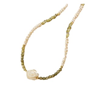 Collier en perles d'eau douce naturelles avec motif de rose blanche, tempérament féminin, pendentif en perles d'olivine, colliers de mode - Product Image 5