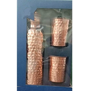 Ensemble de bouteille et de tasses en cuivre décorées de motifs floraux, emballage cadeau haut de gamme, présentation élégante en boîte avec une bouteille et deux tasses - Product Image 2
