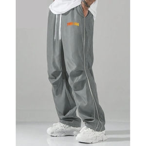 กางเกงวอร์มไนลอนทรงขาบานมีแถบลาย กางเกงลำลองกันลม แห้งเร็ว ระบายอากาศได้ดี เป็นมิตรกับสิ่งแวดล้อม น้ำหนักเบา พร้อมโลโก้แบบกำหนดเอง - Product Image 1