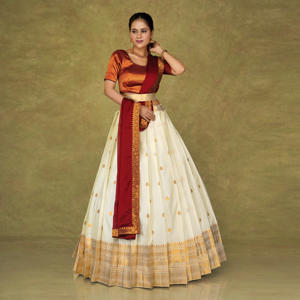 Lehenga Choli en soie Banarasi avec bordure évasée en ivoire tissé, détails de bordure riches, style classique de dupatta drapé pour les mariages - Product Image 1