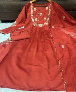 Conjunto Kurti de Algodón Chanderi con Bordado de Lujo y Dupatta, Ropa Festiva, Disponible, Precio al por Mayor, Prenda Étnica en Color Naranja - Product Image 4