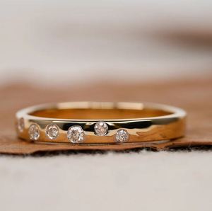 Anillo de Boda con Moissanita de Corte Redondo, Plata de Ley 925 Chapada en Oro, Estilo Minimalista y Apilable - Product Image 5