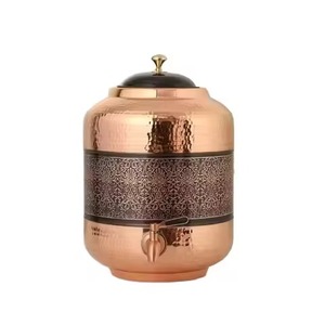 Dispensador de Agua Decorativo de Cobre Tallado a Mano con Beneficios Ayurvédicos para la Salud, Acabado Brillante Antiguo de Cobre para Yoga - Product Image 1