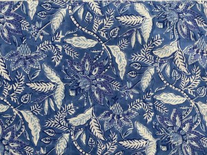 Tela de Algodón Estampada a Mano en Azul Índigo con Patrón de Enredaderas Florales, Tela de Algodón Hecha a Mano en India, Estampado Tradicional Jaipuri - Product Image 3