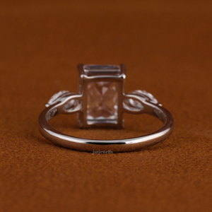 Nuevo Anillo de Compromiso con Diamante Cultivado en Laboratorio con Corte Radiante y Diamantes Laterales en Forma de Pera, Oro Sólido de 14k, Anillo Nupcial Personalizado - Product Image 4