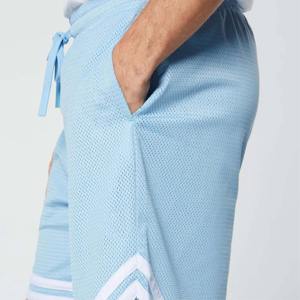 Shorts en maille de qualité supérieure, vente en gros, bandes réfléchissantes sur les côtés pour l'entraînement nocturne, logo personnalisé - Product Image 4