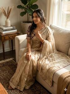 Sari en satin fil d'or, luxueux, brodé de sequins et de velours, élégant, avec des motifs Zari, idéal pour les mariages et les fêtes, infroissable et à séchage rapide - Product Image 2