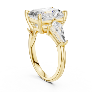 Bague de fiançailles en or jaune avec diamant de laboratoire taille radiant et trois pierres, et bague de mariage avec pierres latérales taille trilune - Product Image 2