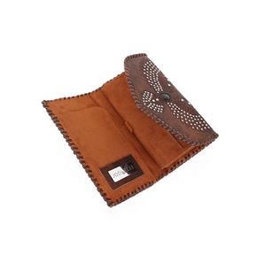 การออกแบบนกฮูกประดับด้วยเงินด้วยมือล้อมรอบหินลาบราดอไรต์บนหนังวัวสีน้ำตาลวินเทจวาดด้วยมือ - Product Image 3