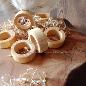 Servilleteros de madera con acabado liso para decorar su mesa con elegancia durante almuerzos, cenas o vacaciones informales. - Product Image 1