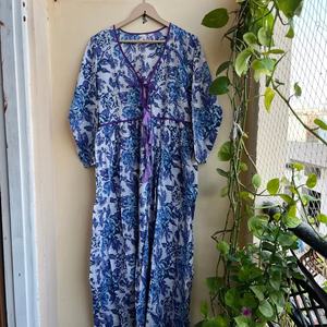 เดรสยาวผ้าฝ้ายพิมพ์ลายด้วยมือ 100% พร้อมงานปักและพู่ห้อย สไตล์ลำลองลายดอกไม้ ชุดยาวแบบอินเดีย ราคาขายส่ง - Product Image 1