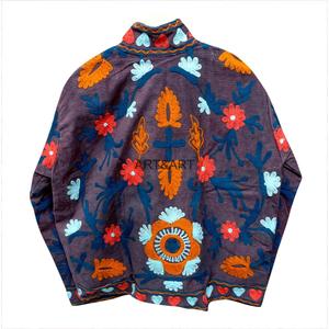 Chaqueta Acolchada ART&ART Ecológica y Transpirable con Bordado a Mano, Cuello Mandarín, Diseño Floral Étnico para Mujer, de Secado Rápido, en Algodón - Product Image 6