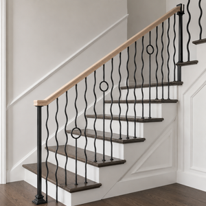 Rampe d'escalier moderne en fer noir ondulé avec balustre circulaire en bois clair, garde-corps d'escalier intérieur, design haut de gamme pour la maison - Product Image 2