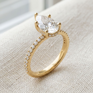 Bague de fiançailles en or jaune 18 carats avec diamant taille poire et halo, sertie à griffes, certifiée IGI, et alliance carrée pour femme - Product Image 4
