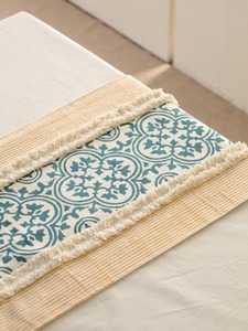 Chemin de table double couche en toile de coton slub premium, imprimé floral, style damassé, avec pompons, couleur crème, personnalisable pour salle à manger - Product Image 3