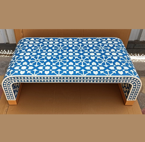 Mesa de centro rectangular con incrustaciones de hueso en gris claro y blanco, con intrincados motivos florales y dos cajones de almacenamiento frontales. - Product Image 5