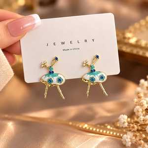 Pendientes de botón de bailarina de dibujos animados chapados en oro con esmalte y detalles de diamantes de imitación, joyería de moda linda para mujeres y niñas, regalo perfecto - Product Image 1