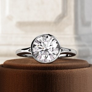 Anillo de Compromiso Solitario de Lujo con Diamante Cultivado en Laboratorio de 2 Quilates, Corte Brillante, Oro Amarillo, Engaste en Bisel, Diseño de Catedral con Tallo Dividido, 14k/18k, IGI - Product Image 6