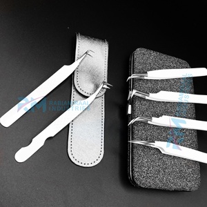 Pochette en cuir blanc RMI et étui anti-magnétique noir avec pince à épiler pour extensions de cils en acier inoxydable à pointe fine et prise en main précise - Product Image 3