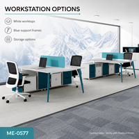 Bureau de travail moderne en bois pour deux personnes avec dessus blanc, cadres bleus inclinés, cloison de séparation et tiroir de rangement