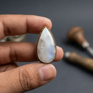 Cabochon en pierre de lune blanche à rainures en laiton |   Pierre précieuse de pierre de lune blanche naturelle sertie dans un cadre |   Cadre en laiton fait main pour la création de bijoux avec cabochons - Product Image 1