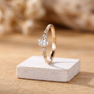 Bague de mariage pour femme en or massif avec cinq diamants ovales et ronds de laboratoire, pureté E, VVS, taille ovale, certifiée IGI - Product Image 4
