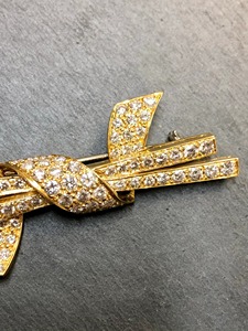 Broche de Diamantes Vintage de 14K con Forma de Cinta y Diseño Chopstick, 3.40cttw, Plata 925, Moissanita, Corte Redondo - Product Image 2