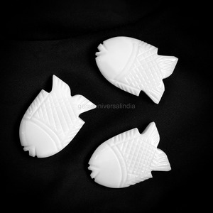Pendentif en howlite naturelle sculpté à la main en forme de poisson, 30mm x 20mm, pierre précieuse en vrac, breloque poisson en cristal, prix de gros pour la fabrication de bijoux en vrac - Product Image 2