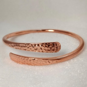 กำไลทองแดงผสมค้อนโบราณทำด้วยมือคุณภาพสูงประดับเพชรคริสเตียนสำหรับทุกเพศ - Product Image 2