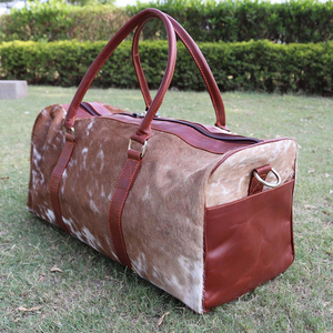 Bolsa de Viaje de Cuero Vacuno con Diseño Marrón y Blanco, Cierre de Cremallera, Forro de Poliéster Resistente - Product Image 5