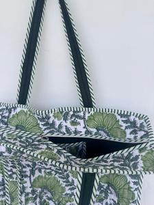 Bolso Tote de Algodón Acolchado con Diseño Floral Verde Boho, 17x14 Pulgadas, Hecho a Mano, con Correa para Hombro, Bolsillo Interior, Lavable y Reutilizable - Product Image 5
