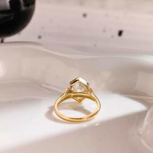 Anillo de compromiso de 2.52 CT con corte hexagonal, cultivado en laboratorio, con engaste de bisel y tres piedras, para mujer, de oro macizo de 14K, para regalo de promesa nupcial. - Product Image 5