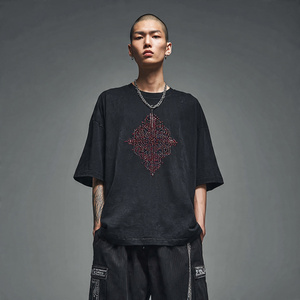 เสื้อยืด OEM ประดับเพชรเทียม ผู้ชาย สไตล์สตรีทฤดูร้อน เสื้อยืดคอกลม แขนสั้น ประดับหมุดสีเงิน สำหรับผู้ชาย - Product Image 2