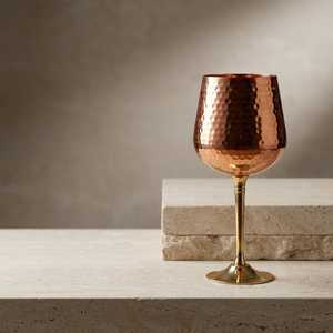 Copa de vino vintage de lujo con diseño martillado y tallo dorado, elegante vaso para beber y servir, ideal para hoteles, hogares, restaurantes y bares. - Product Image 4